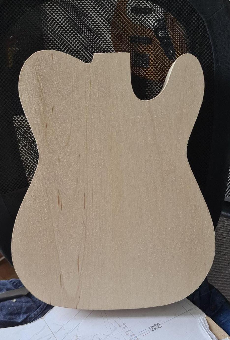 Corps de la guitare en cours de découpe